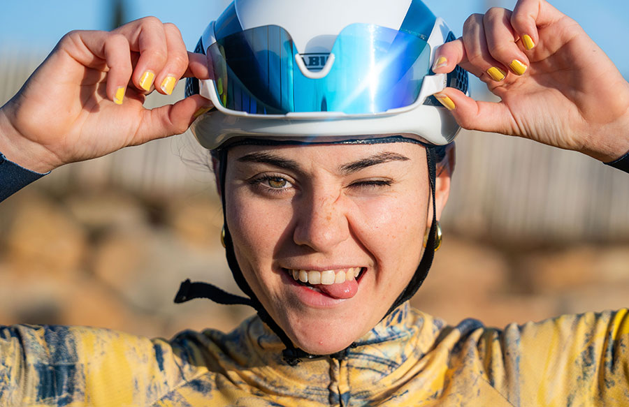 Ciclista del equipo Massi Baix Ter con las gafas Eltin Forest en su casco