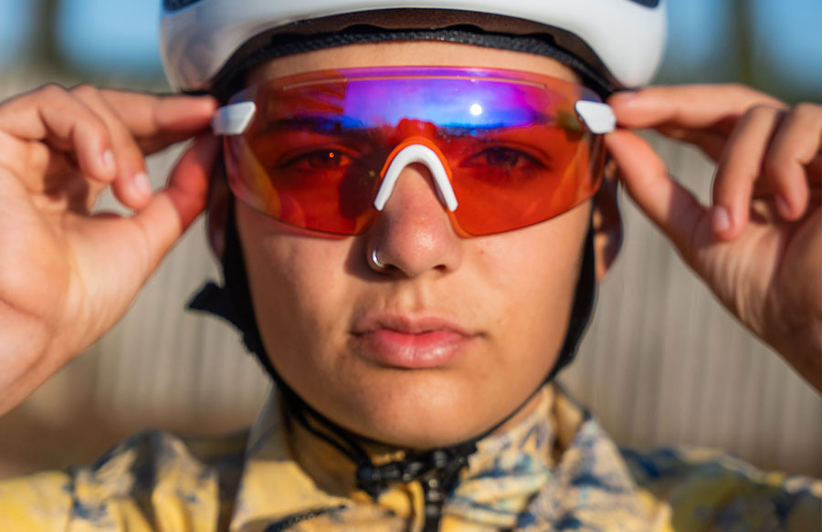 Cycliste de l'équipe cycliste Massi Baix Ter avec lunettes Eltin Nexum