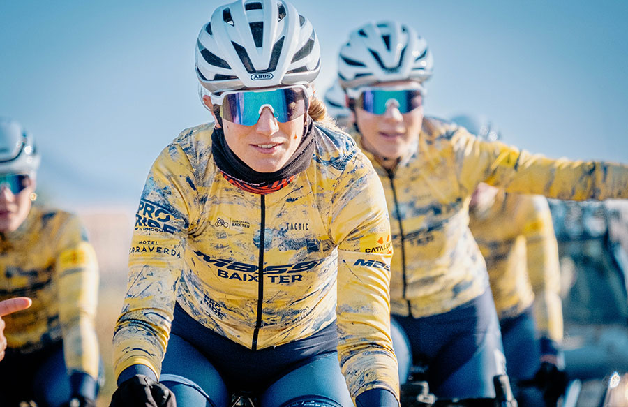 Équipe cycliste Massi Baix Ter avec lunettes Eltin