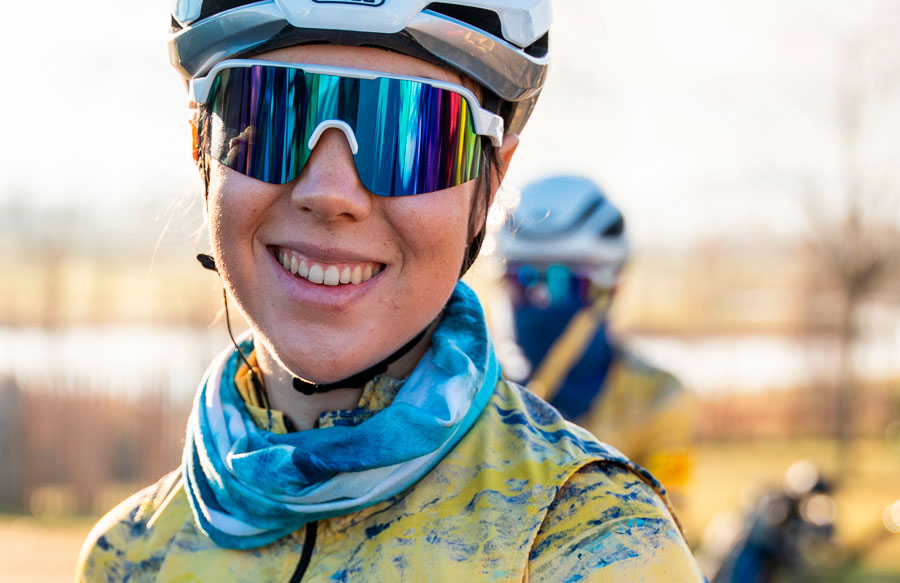 Cycliste de l'équipe cycliste Massi Baix Ter avec lunettes Eltin Forest